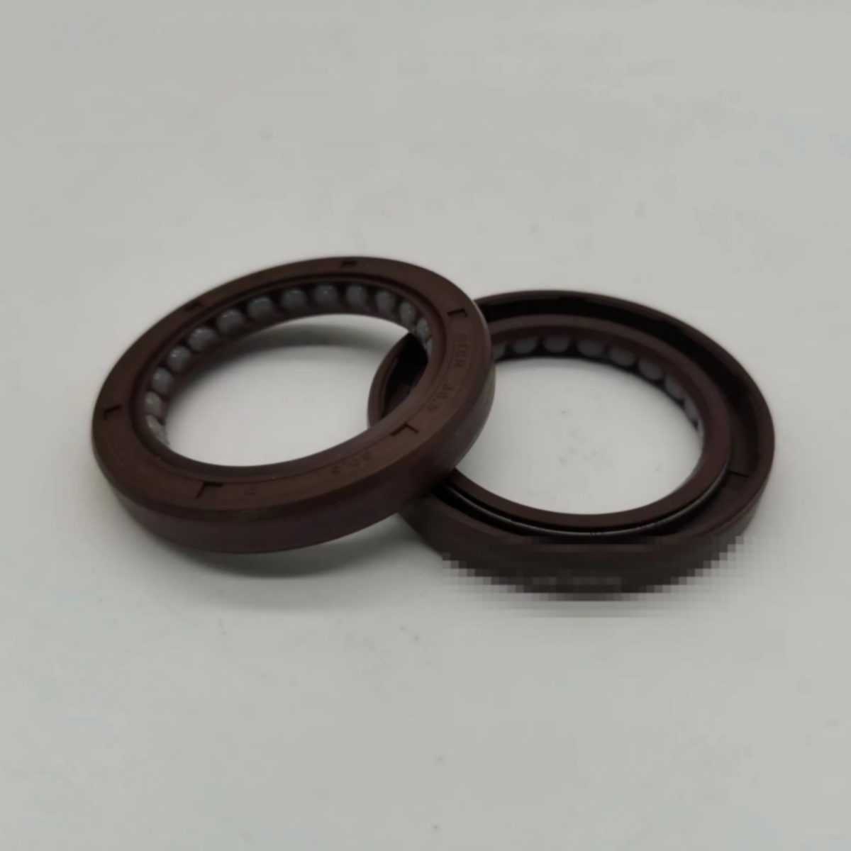 Brown NBR rubber oil seals with metal case and garter spring for rotating shafts in pumps and gearboxes